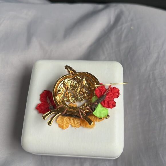Avon pumpkin/fall brooch. - Picture 2 of 3